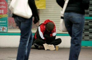 Sumă colosală strânsă de un om al străzii din Marea Britanie. Bărbatul câștigă zilnic aproximativ £500