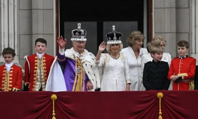 Încoronarea Regelui Carol al III-lea: Repere ale Evenimentului Istoric